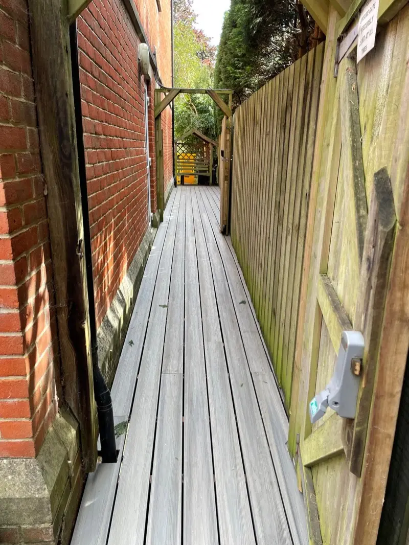 Decking lateral